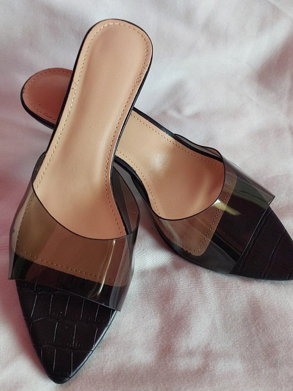 Transparent strap pointee sandals. Elegant. Slim.